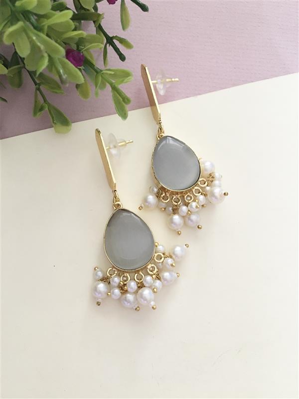 Dainty Dangling Pearl Earring