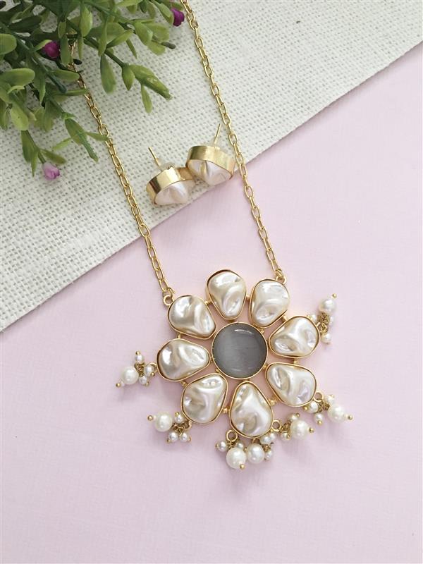 Pearl Bloom Necklace Set