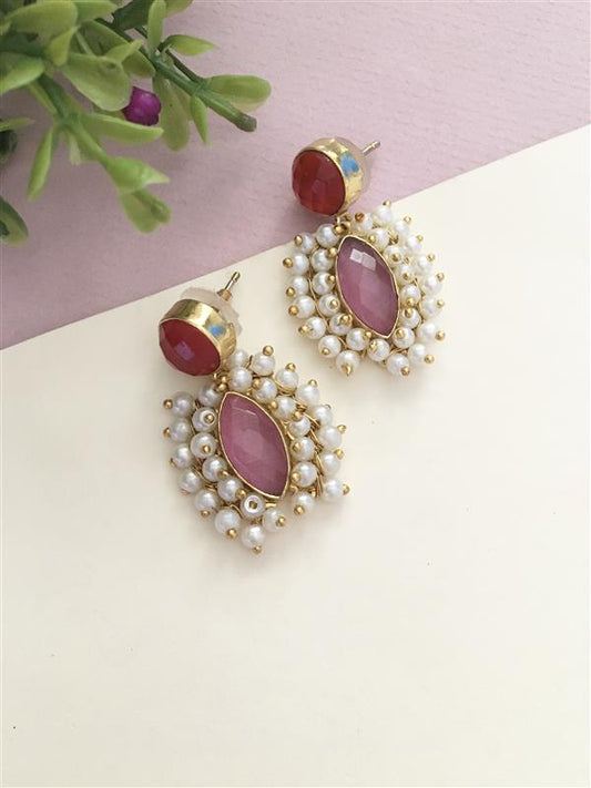 Minimalistic Pearl Drop Earring