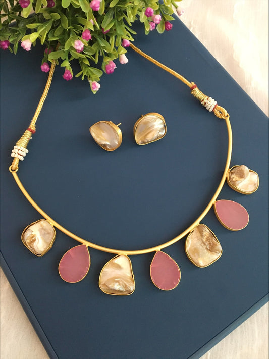 Rinako Raw Stone Mother Of Pearl Cuff Necklace Set