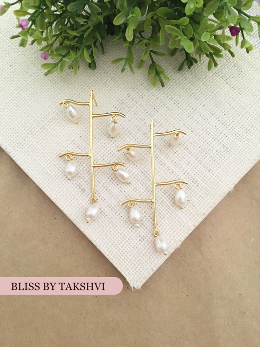 Eesha Five Pearl Earring