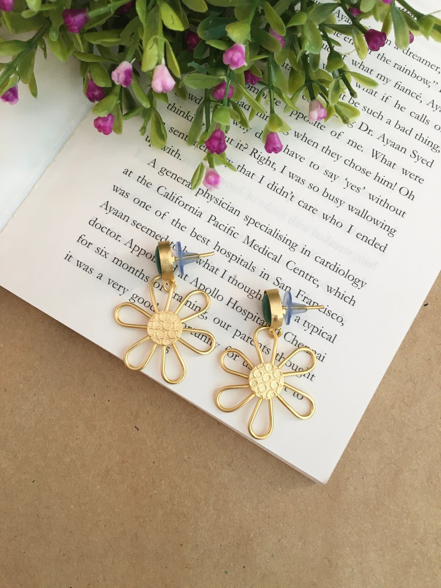 Lincia Glossy Stone Golden Flower Earring