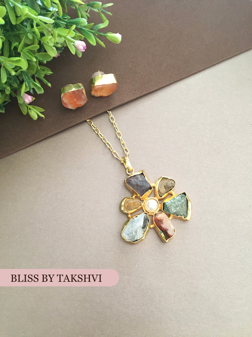 Golden Six Raw Stone Flower Chain Pendant Set