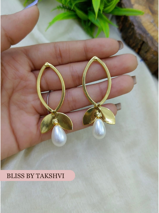 Vani Golden Textured Drop Earring