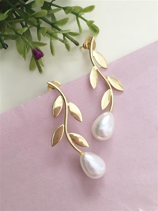 Golden Curve Leaf with Pearl Stud Earring
