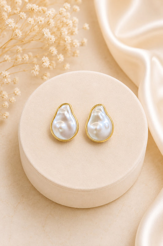 Avira Curve Stud Earrings