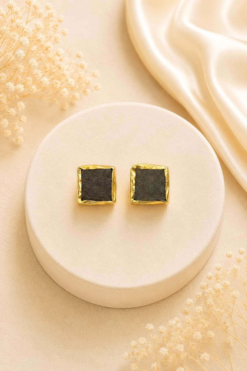 Dewelle Square Stud Earrings