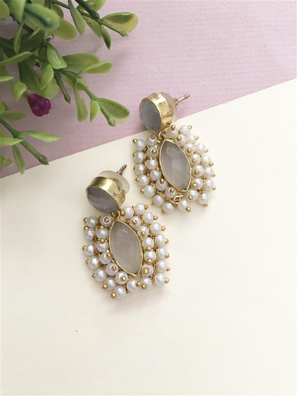 Minimalistic Pearl Drop Earring